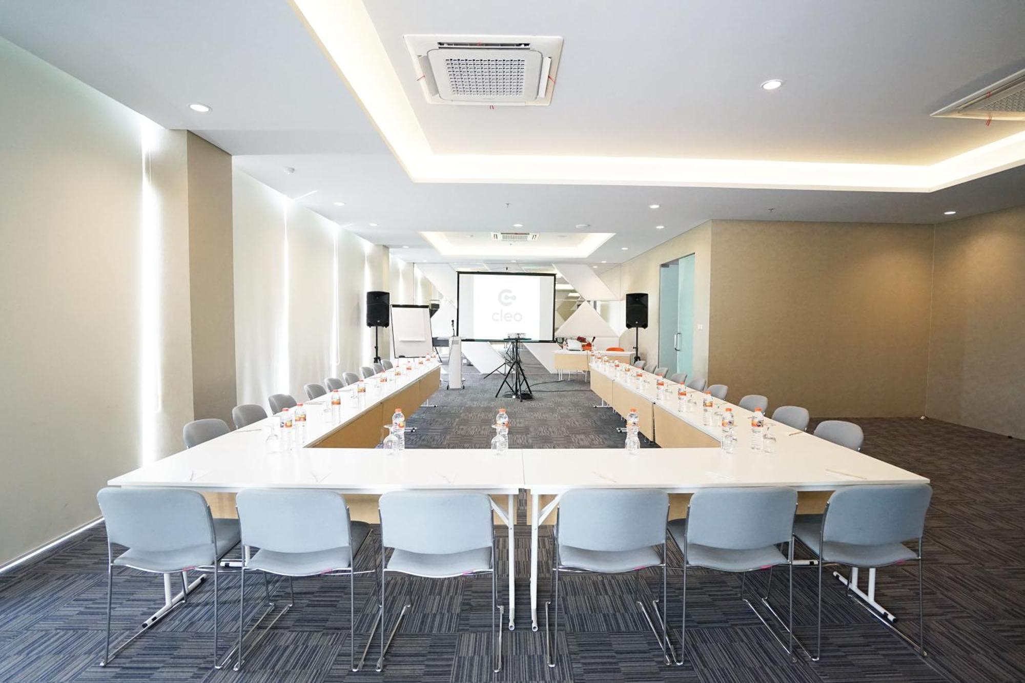 Cleo Hotel Jemursari Surabaya Exterior photo
